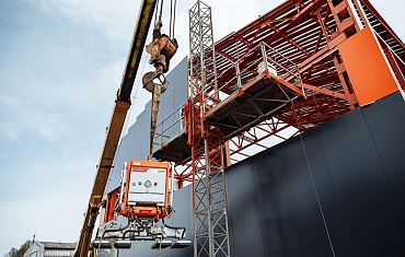 Вертикальный монтаж сэндвич-панелей вакуумным захватом 