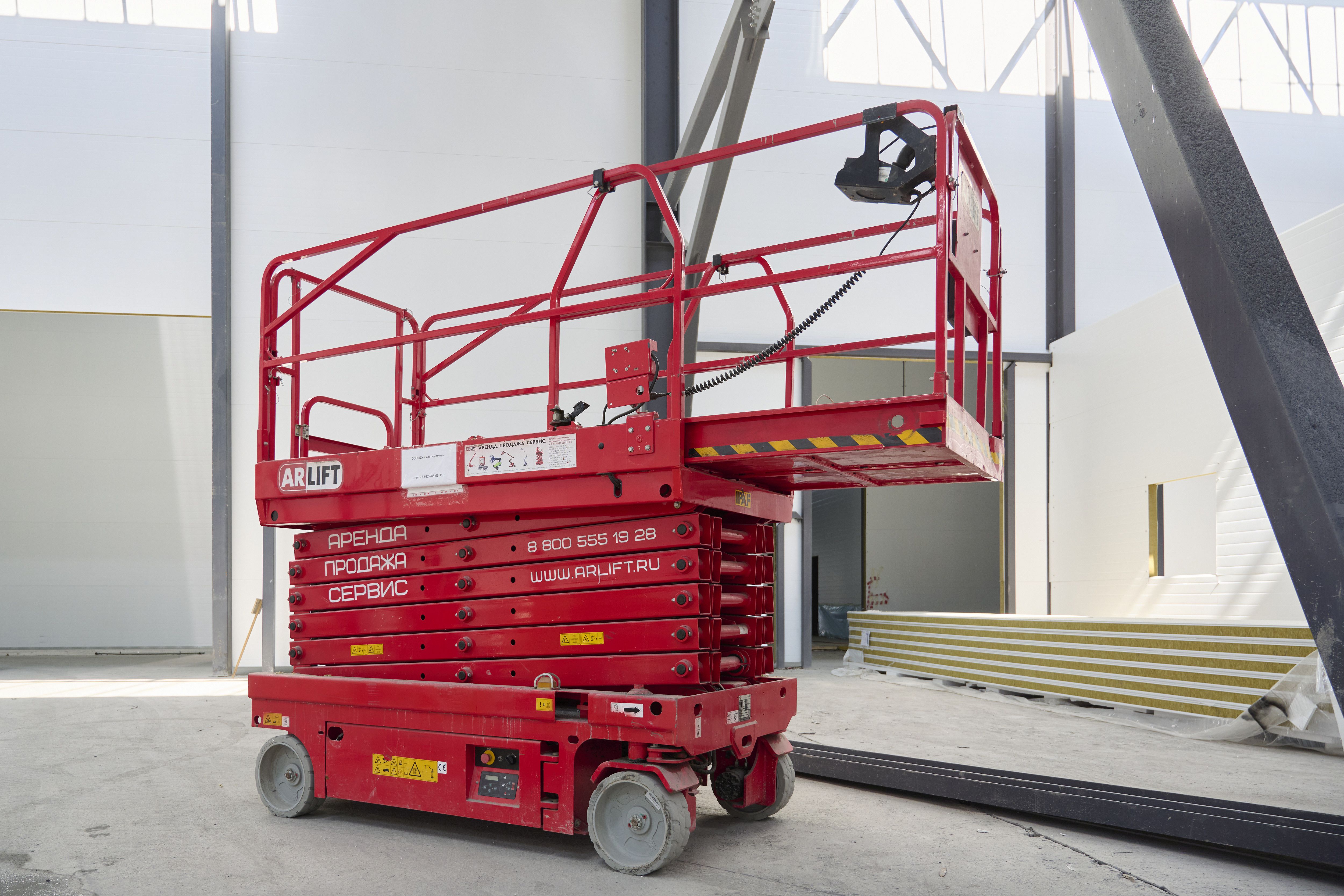 Спецтехника ARLIFT на строительном объекте