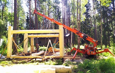 Монтаж деревянного дома с помощью мини-крана