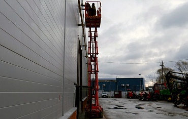 монтаж профиля с помощью ножничных подъемников